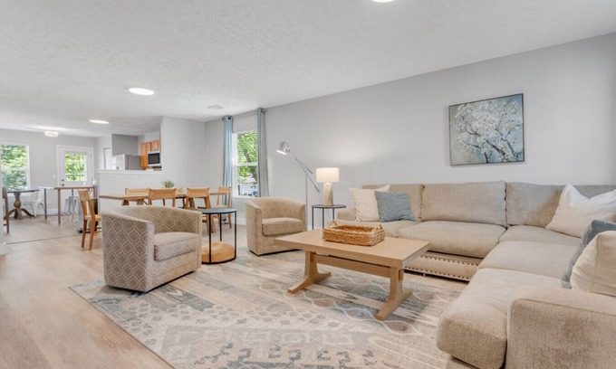 Thompson's Station Apartamento | All on One Level | Big Sofa, Clean & Quiet Stay