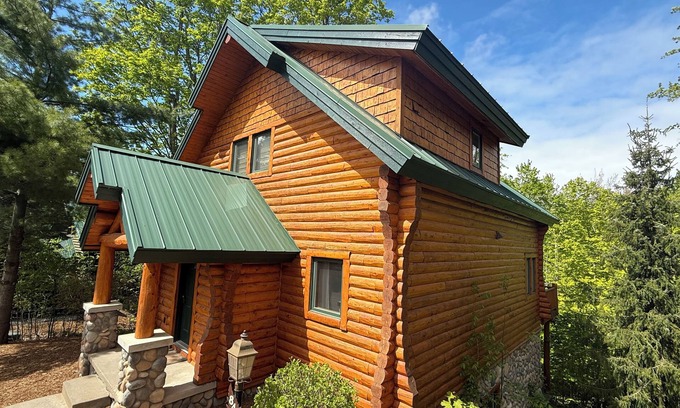 Boyne City Cabina | All Season Adventure - Hot Tub - Luxe Cabin on Boyne Mountain