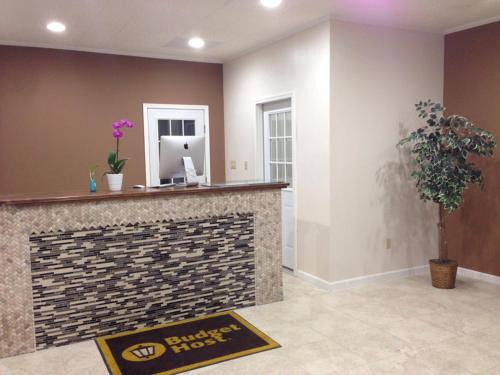 Lewisburg Hotel | All Suites Inn Budget Host