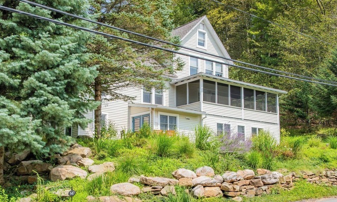 Eagles Mere Casa | Allura - Robin Vacation Rentals