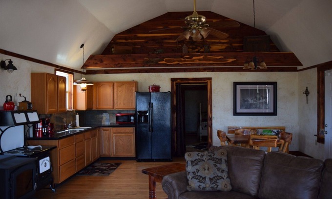 Eastland Casa | Encantador encantador, tranquilo, arbolado, Hill Country, con vistas y fácil acceso al lago.