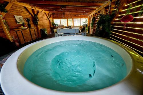 Andrychow Casa | Aloha Glamp - Okrągłe domki - Las i rzeka - Balia - Sauna - Góry