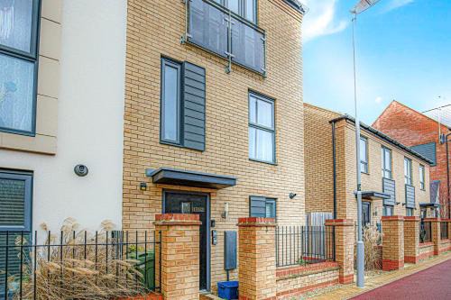 Milton Keynes Casa | Alpha Properties 1 - Luxury One Bedroom within a Shared Four Bedroom House with Free Parking, Fast Wifi, SmartTV with Netflix
