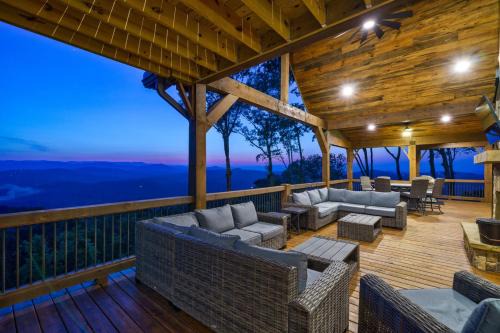 Blue Ridge Casa | Alpine Vista - Mountain Views - Blue Ridge Heights - Mountain Views, Hot Tub, Luxury Amenities in Prestigious Blue Ridge Heights