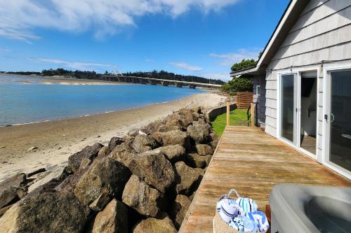 Waldport Casa | Alsea Bay Cottage with Hot Tub! The Retreat