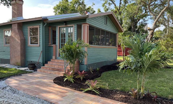 Altamont Manor Casa | Altamont Park~Entire Charming Bungalow~5-10 min walk to Food, Shops & Town!