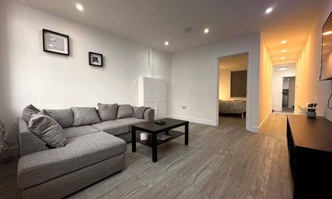 Cradley Apartamento | Always Booked! Large Mood Lit Flat SmartTv Parking