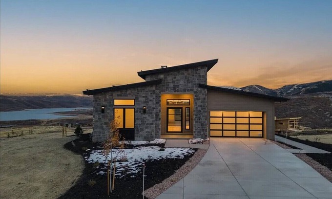 Park City Villa | Amanti Lago Luxury Home - Lake and Mountain Views Near Deer Valley