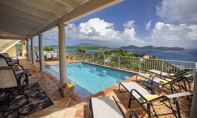 Estate Saint Quaco and Zimmerman Casa | Amarilla Villa tiene una maravillosa piscina y spa con vistas panorámicas.