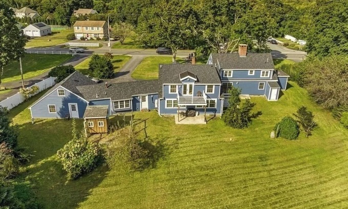 Marshfield Casa | Amazing 4 bedroom home in the coastal beautiful town of Marshfield Massachusetts