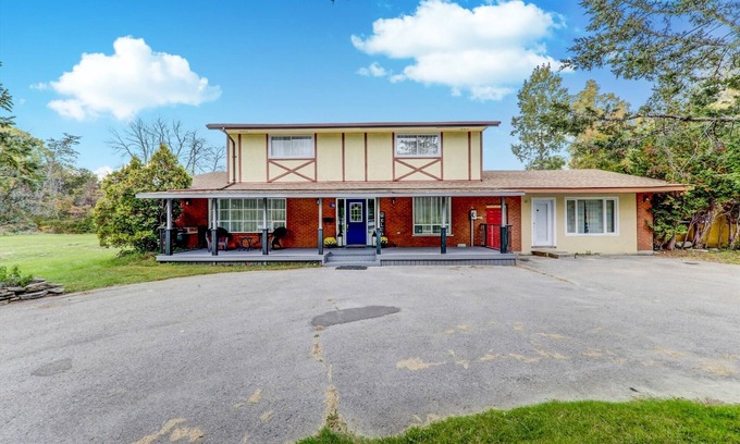 Frankford Casa | Amazing 5 bedroom, swim spa, river, close to Batawa Ski Hill