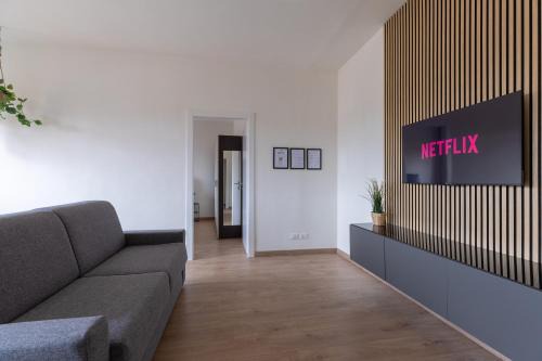 Prato Apartamento | Amazing Apt Free Private Parking 18 min by train to Florence