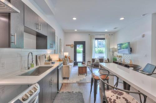 Edgehill Casa | Amazing Downtown Condo W Pool And Free Parking