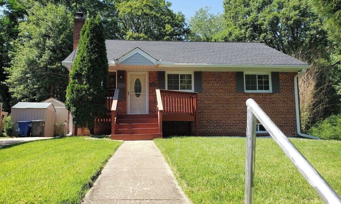 Annandale Casa | Amazing Escape - 6BD, 5BDR, Private Deck near DC
