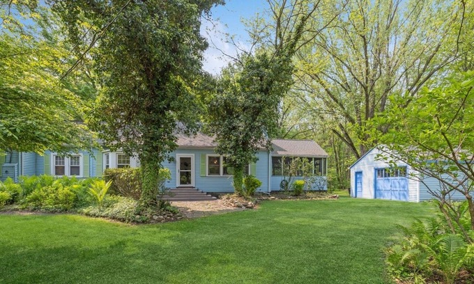 Lakeside Casa | Amazing find! Quiet house w/ pool and screened porch. Close to beach.