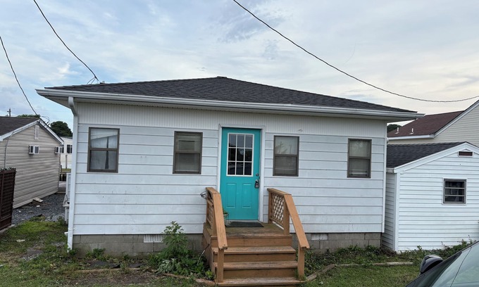 Rehoboth Beach Cabaña | Amazing fishing cottage on the bay! Direct bay access! Beautiful views!