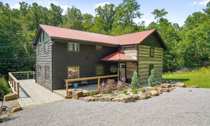 Lancaster Cabina | Amazing hand-hewn log home on almost 5 acres of privacy!