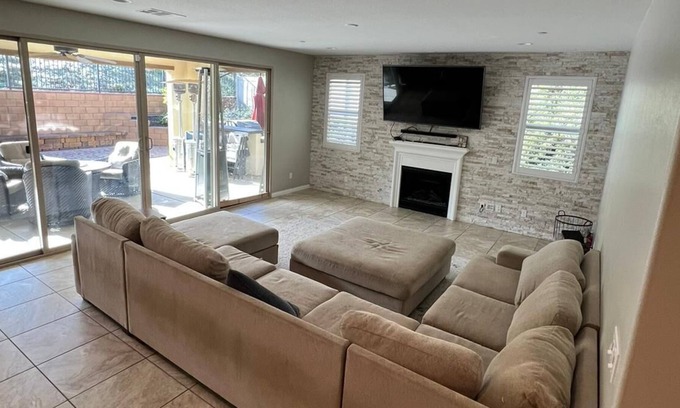 Corona Casa | Amazing home 3800 private with jacuzzi, gym, office and game room