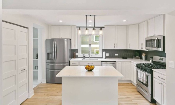 Libertyville Casa | Amazing home in DT Libertyville - Near Naval Base!