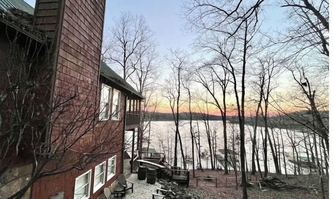 Westminster Casa | Amazing Lake / Mountain Setting