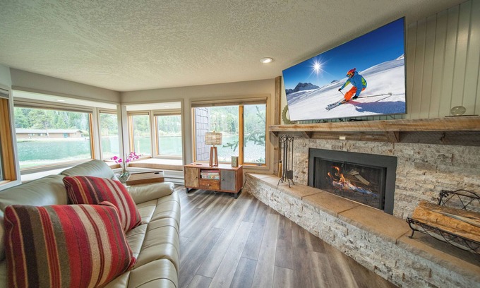 Lakeside Village Condominio | Amazing Lake Views! Updated and Spacious Condo