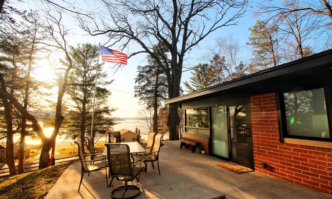 Lodi Cabaña | Amazing Lake Wisconsin Views!!! Newly Remodeled Cottage with Modern Amenities!
