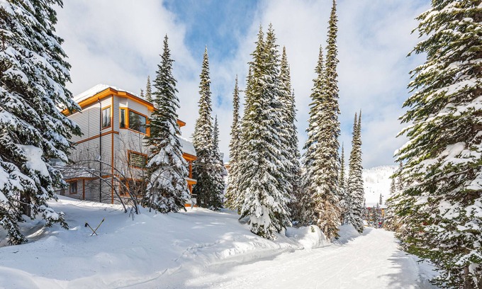 Silver Star Mountain Casa | Amazing location right on skiway! 2 King Beds, Private Hot Tub, Laundry & Garage