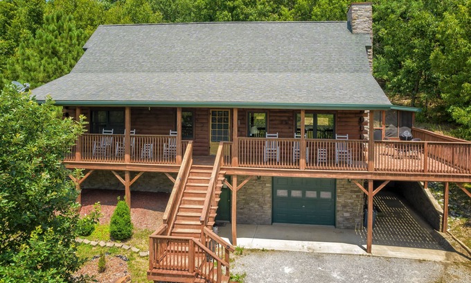 Carbondale Cabina | Amazing Log Home near Wineries, Fishing and Hiking