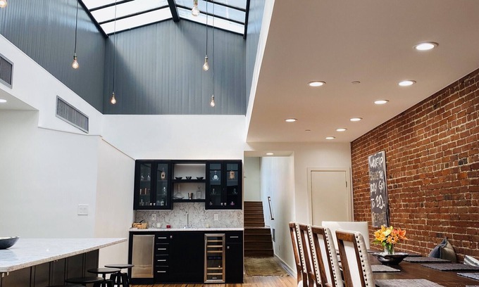 West Main Historic District Apartamento | Amazing Luxury Urban Loft! West Main Street - Private Deck - Riverfront Views!
