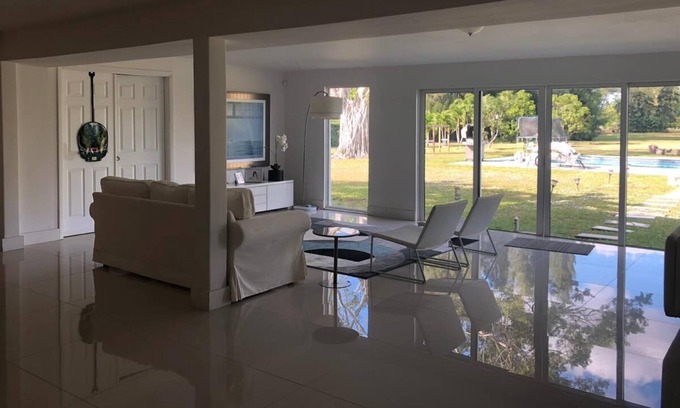 Miramar Casa | INCREÍBLE MODERNA / CASA DE ESTILO DE CAMPO, CASI 5 ACRES