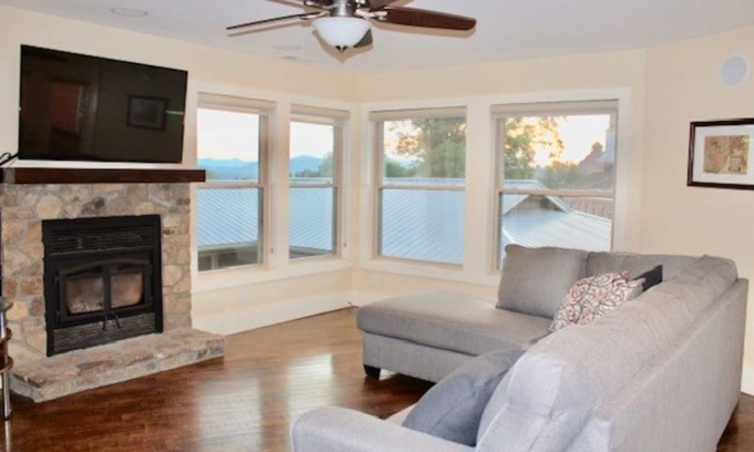 East End - Valley Street Casa | Increíbles vistas a la montaña y la ciudad con una corta caminata al centro de Asheville