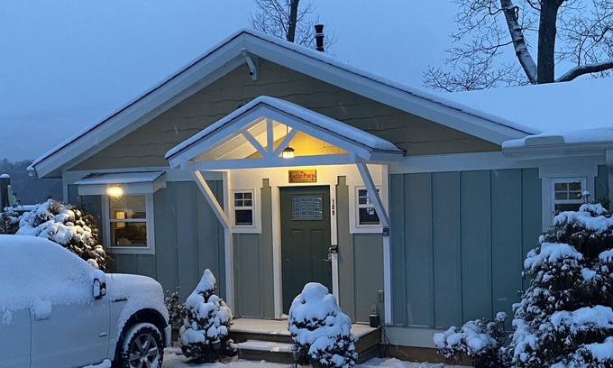 Weaverville Cabaña | Hermosa nueva cabaña amigable para mascotas con vistas!