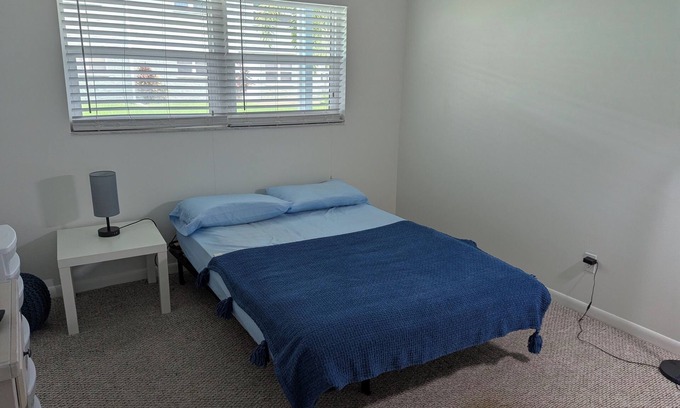 St. Petersburg - Clearwater Apartamento | Amazing move in ready condo just 10 minutes from the beach. 65 plus community.