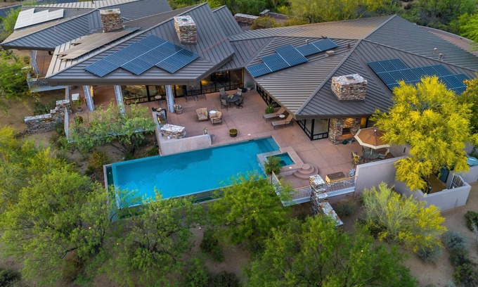 Desert Mountain Casa | Increíble Private Desert Mountain Estate - Cocina recientemente remodelada y gran sala.