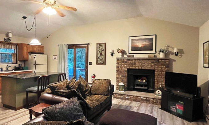 Bushkill Casa | Acogedor refugio: cama king size y wifi, escapada perfecta para parejas o familias pequeñas