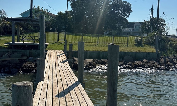 Bacliff Casa | Amazing sunsets! 6 person hot tub & private 270’ lighted fishing pier!