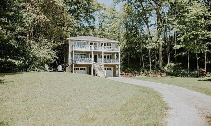 Montague Casa | Entorno privado con vistas al lago / canal White, ¡fácil paseo al lago Michigan!