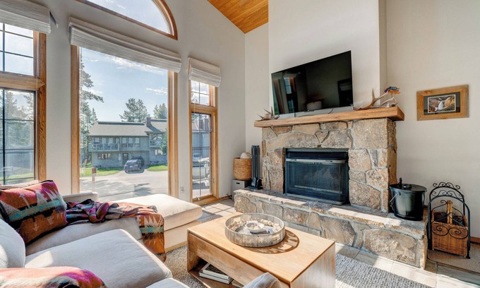 Big Sky Condominio | Amazing Views, Large Balcony, Hot Tub & Sauna, 3 beds, Cozy Condo in Big Sky!