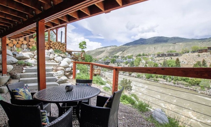 Gardiner Apartamento | Impresionante vista del parque de Yellowstone y el río. 1/2 milla de la entrada de North Park