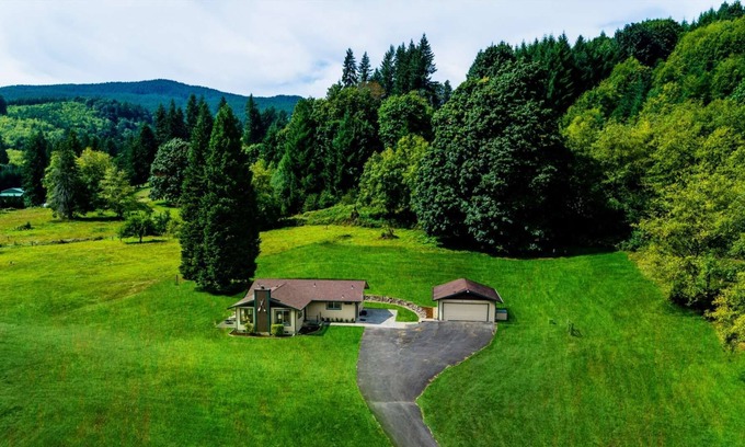 Ariel Casa | Vistas increíbles en acres privados con camino a Creek, 10 minutos al lago Merwin, gran base para St. Helens