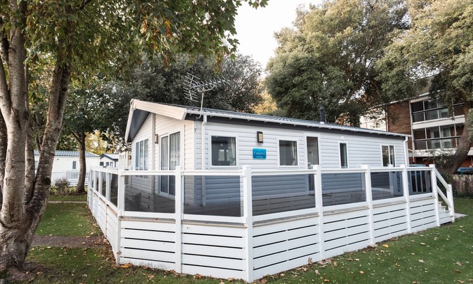 Mudeford Chalet De Esquí | Amberley - a luxury, pet friendly lodge on the popular Sandhills Holiday Park