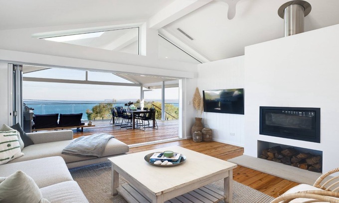 Killcare Heights Casa | 'Ambleside by the Sea' by Accom Holidays