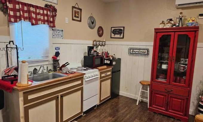 Sevierville Cabaña | America's Farmland Family Country Cottage