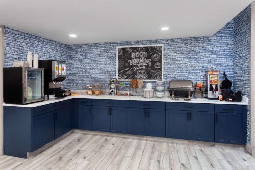 Eagle River Hotel | AmericInn by Wyndham Eagle River Downtown