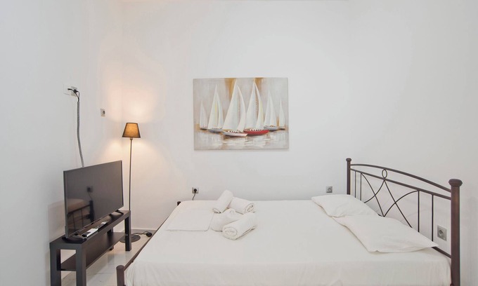 Peiraiki Apartamento | Amfitriti Stylish Piraeus Apt, Walk to Sea & Port