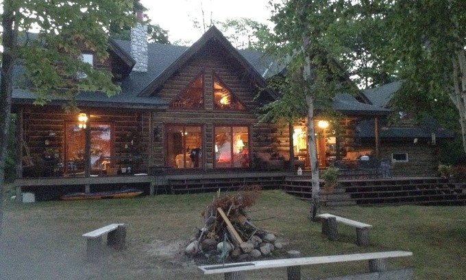 Eveline Township Casa | Amish construyó diseño personalizado Hogar lleno del registro en el lago Nowland