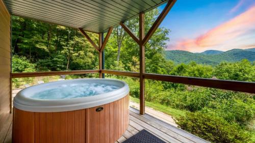 Candler Casa | Among the Clouds by AvantStay Views Hot Tub
