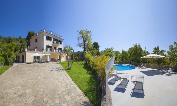 Sant'Agata sui Due Golfi Villa | Amore Rentals - Villa Il Noce