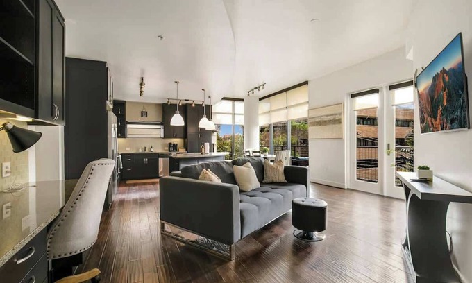 Uptown Apartamento | Amyfinehouse |Walkable 3BR Apt| Pool+Desk+Wifi+Gym