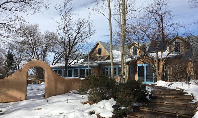 Taos Casa | Un elegante Taos Adobe bajo los árboles